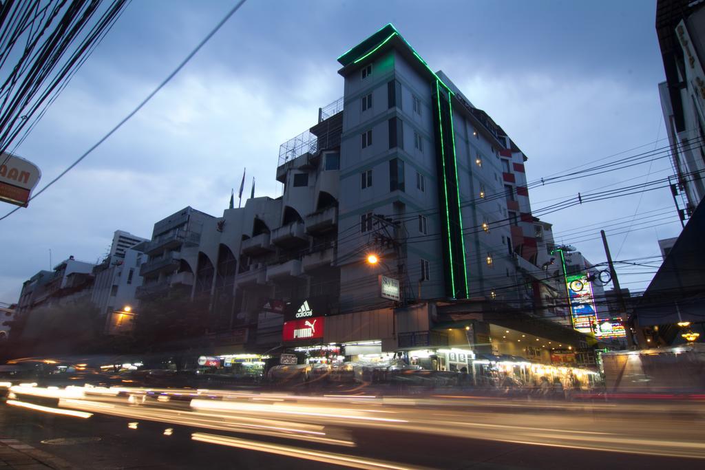 Sky Suites Bangkok Buitenkant foto